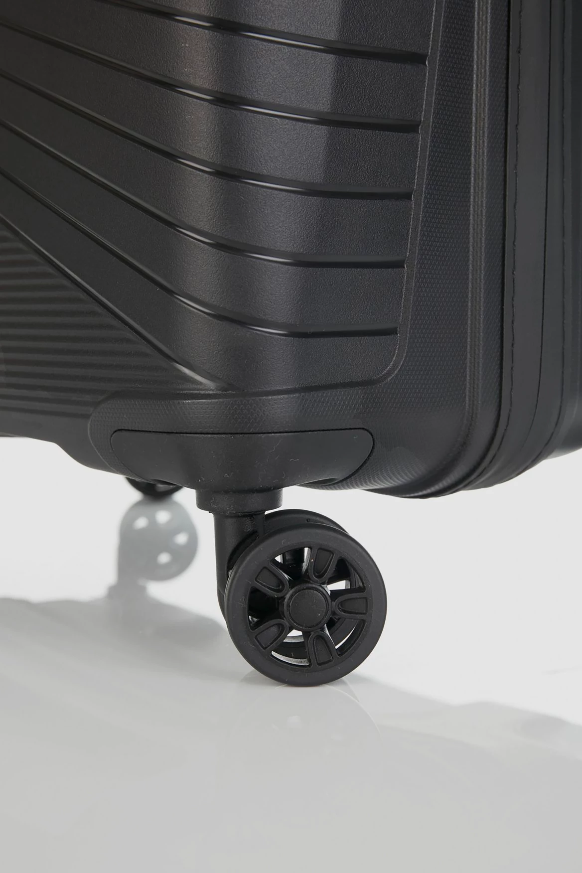 American Tourister Airconic 77cm Case 7 American Tourister Airconic 77cm Case - Image 5