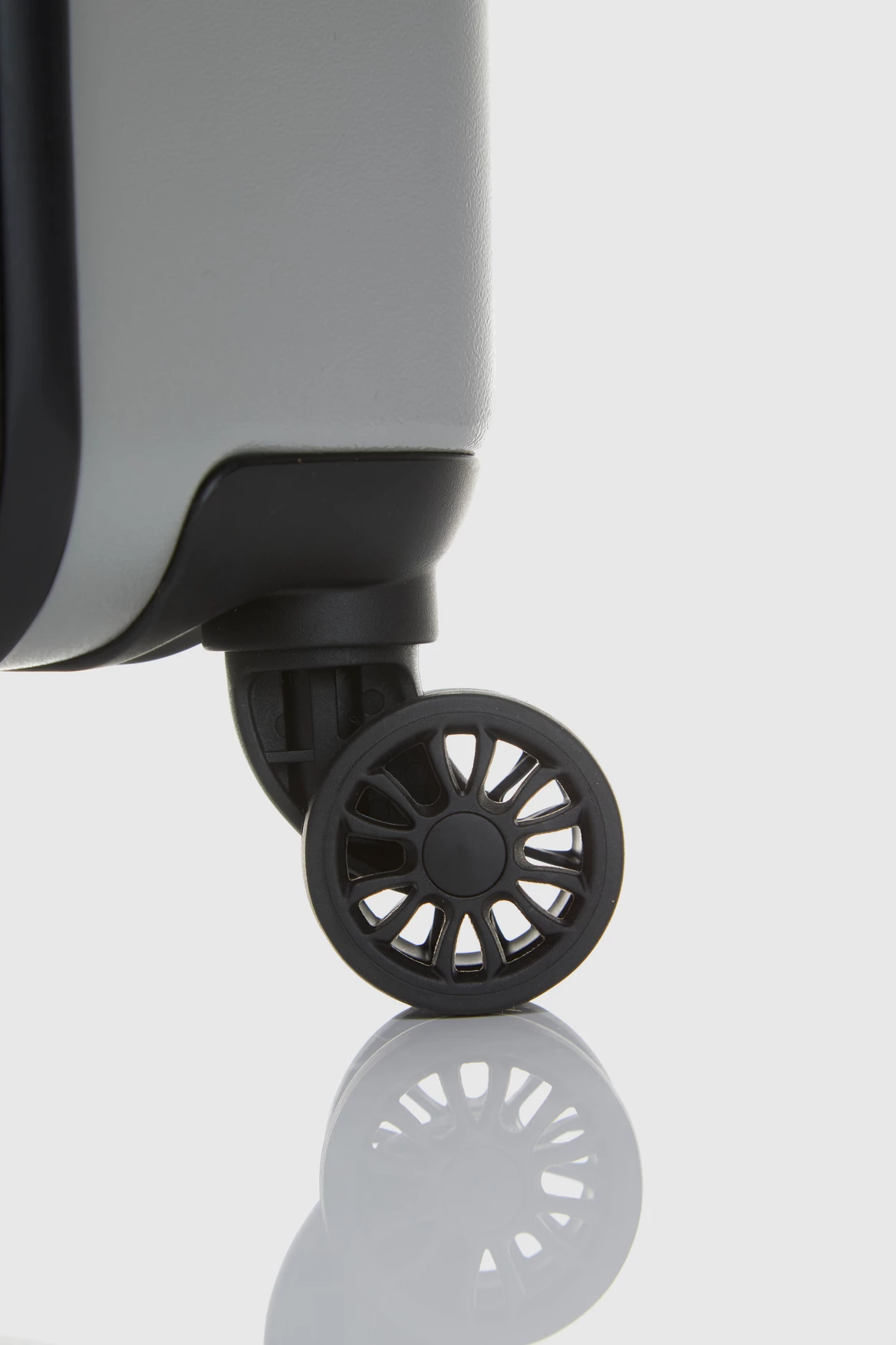 Calvin Klein Overlay 67cm Suitcase 8 Calvin Klein Overlay 67cm Suitcase - Image 6